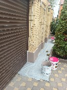 Ведутся работы по нанесению штукатурки мраморная крошка. Предварительно выполнены подготовительные работы