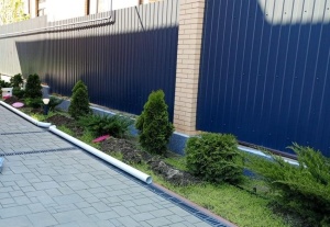 Отделка цоколя забора мраморной крошкой