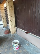 Ведутся работы по нанесению штукатурки мраморная крошка. Предварительно выполнены подготовительные работы