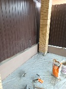 Ведутся работы по нанесению штукатурки мраморная крошка. Предварительно выполнены подготовительные работы