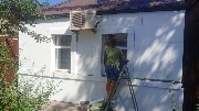 Декоративные обрамления вокруг окон монтируем из пенопласта