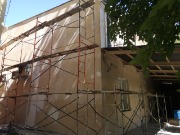 Ведутся работы по заделке трещин на фасаде здания