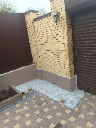 Ведутся работы по нанесению штукатурки мраморная крошка. Предварительно выполнены подготовительные работы