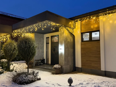 Контурное освещение частного дома светодиодной бахромой