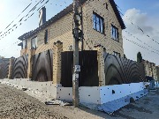 Ремонт цоколя забора продолжается