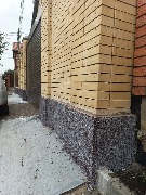 Ведутся работы по нанесению штукатурки мраморная крошка. Предварительно выполнены подготовительные работы