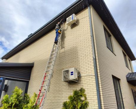 Монтаж гирлянд на фасад дома