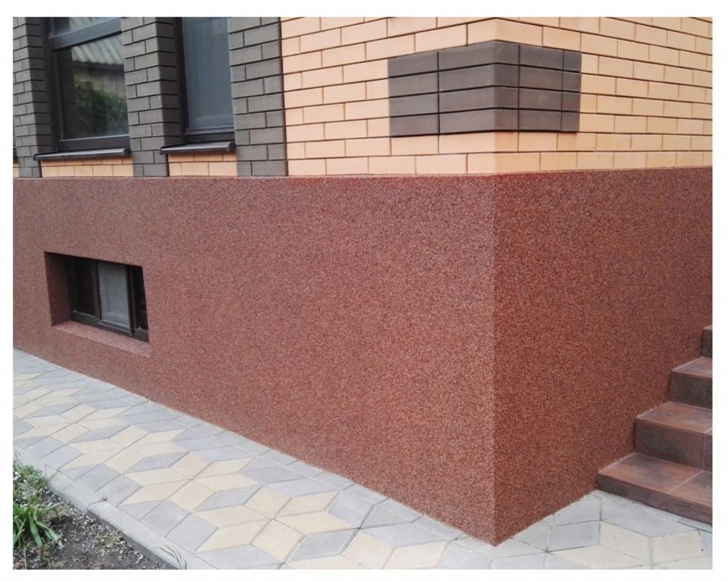 Отделка цоколя мраморной крошкой