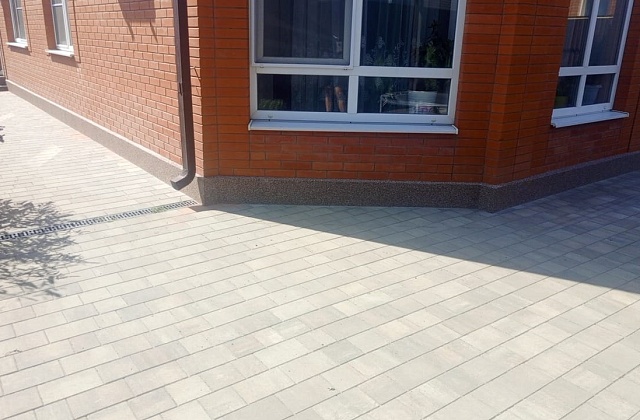 Отделка цоколя мраморной крошкой