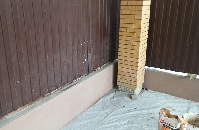 Отделка цоколя забора мраморной крошкой